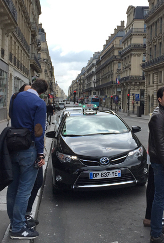 パリにて。「トヨタ・オーリス ハイブリッド」のタクシー。
