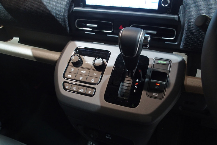 ホンダ・フリード エアーEX（シフトパネル）