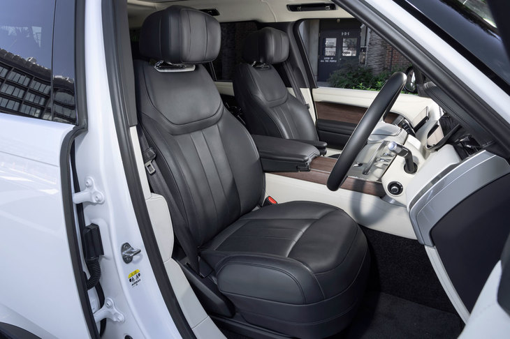 シート表皮は上質なセミアニリンレザー。ヒーターやベンチレーション、マッサージ機能、電動調整機構などが標準装備される。