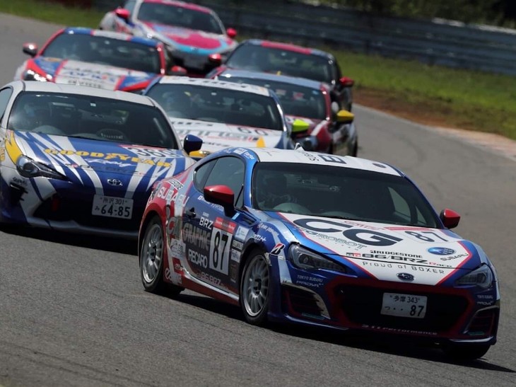 次はプロフェッショナルシリーズの決勝レース1です。井口選手は5位フィニッシュ。久保選手（写真）は素晴らしいレース運びで、なんと5台抜きの7位フィニッシュでした！ スタート前に「十勝はなかなか抜きづらいコースだ」と話をしていましたが、いざスタートとなったら怒涛（どとう）の追い上げ。サーキット全体が久保選手に注目！ なレースとなりました。