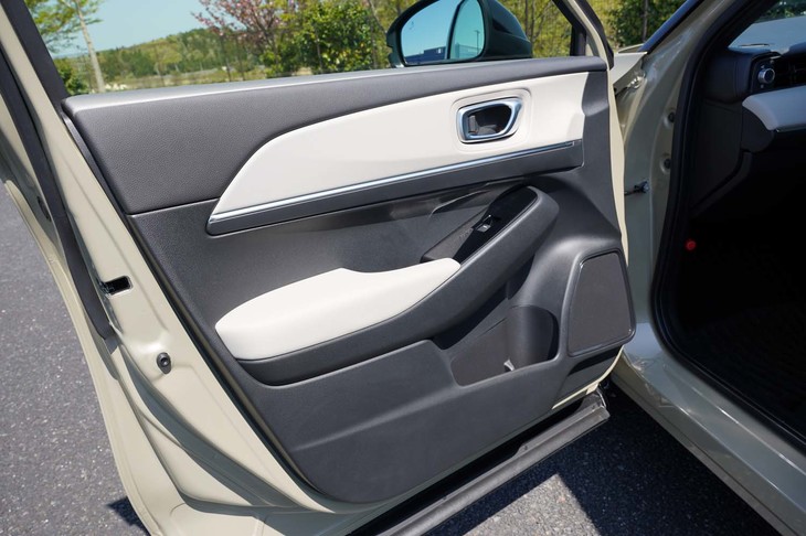 ホンダ・ヴェゼルe：HEV PLaY（ドアのインナーパネル）