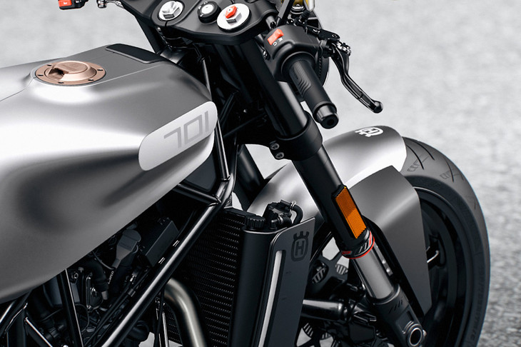 サスペンションはWP製で、フロントにはφ43mmの倒立フォークを採用。リアサスはリンク式のモノショックで、アルミニウム製のスイングアームと組み合わされている。