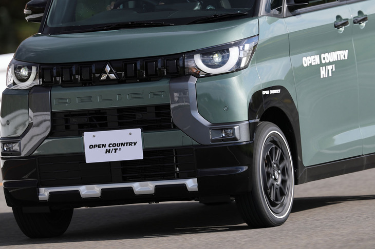 テストコースにおける「オープンカントリーH/T II」の試走は、三菱の軽スーパーハイトワゴン「デリカミニ」で行った。