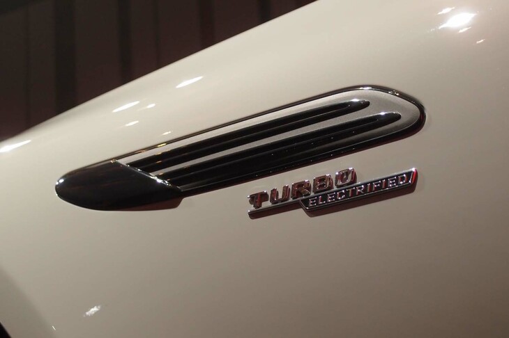 メルセデスAMG SL43（フェンダー部のエンブレム）