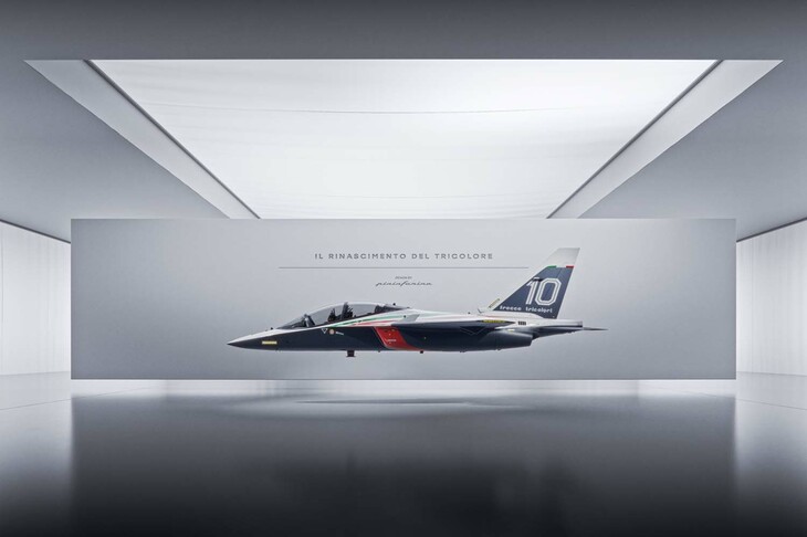 色彩的なウエストラインを高めに設けることで、軽快さを増しているのがわかる。