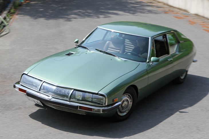 1974年「シトロエンSM」。当時シトロエン傘下にあったマセラティが開発した2.7リッターV6 DOHCエンジンを搭載、FF市販車で初めて最高速度200km/hを突破した異色のグランツーリズモ。