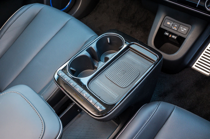センターコンソールのアイランド部分の面積を大幅に拡大し、スマートフォンのワイヤレス充電器やシートヒーター／ベンチレーションなどのスイッチを移設。以前はカップホルダーしかなかった。
