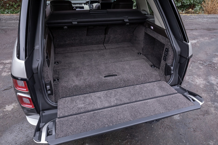 荷室床下にバッテリーを搭載するため、フロアが少しせり上がっている。5人乗車時の荷室容量は802リッターと、標準モデルよりも98リッター少なくなる。（欧州仕様車の参考値）