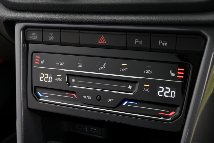 エアコンの操作パネルは、「パサート」などに採用されるものと同じデザイン。運転席／助手席独立型で、タッチ式スイッチやスライダースイッチなどによって直感的に操作できる。