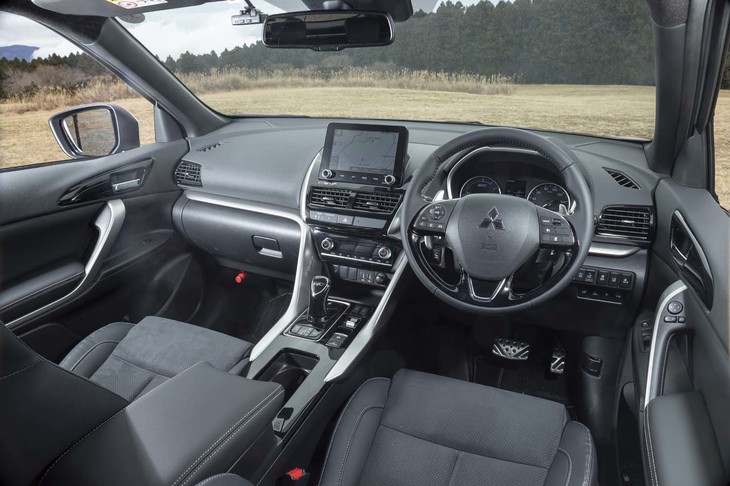 「エクリプス クロスPHEV」のダッシュボード。大幅改良によって「スマートフォン連携ナビゲーション」のスクリーンサイズが8インチに拡大されている。