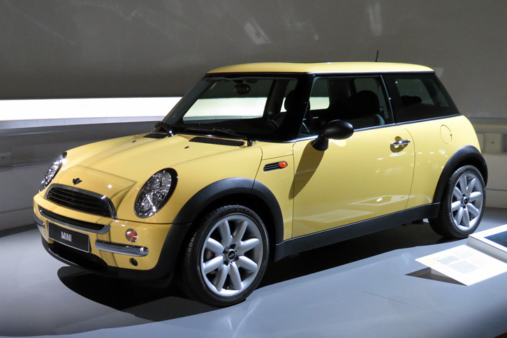 新生MINIの第1号モデルとして、2001年にデビューした「MINI」。オリジナル・ミニほどではないにしろ、今から見るとホントに小さい！ Cセグメントに“成長”した今のMINIもいいけど、このくらいのサイズのモデルがあっても良くないですか？　BMWさん。