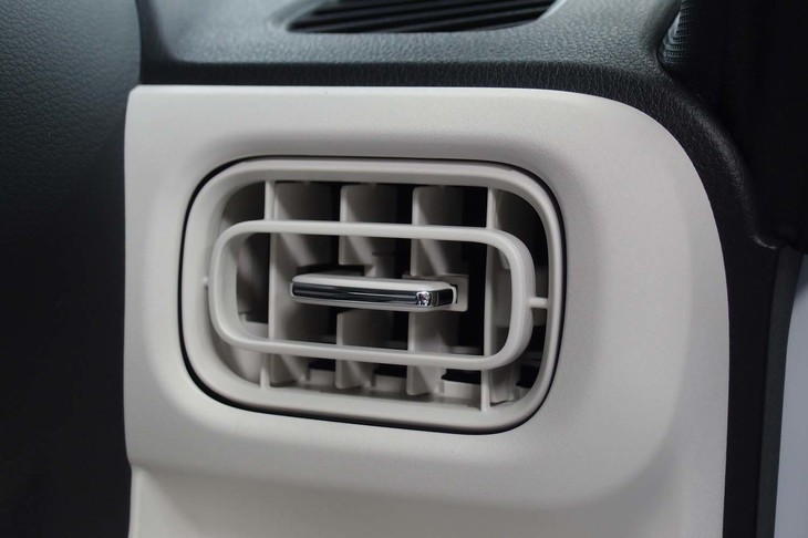 ダイハツ・ムーヴ キャンバス ストライプス（運転席側のエアコン吹き出し口）