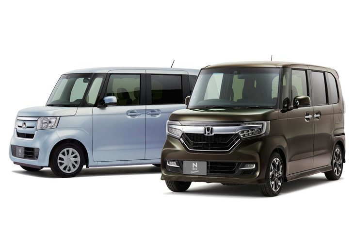 国内販売ランキングで首位を快走する「ホンダN-BOX」。左奥が標準仕様の「N-BOX」で、右手前が「N-BOXカスタム」。