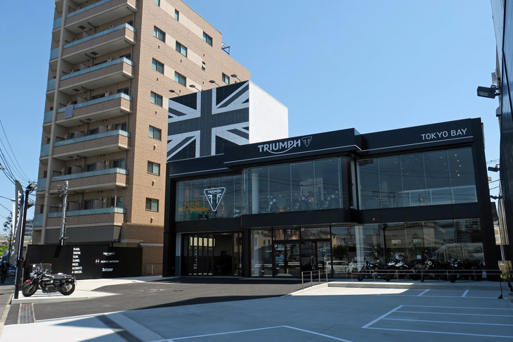 ショールームの前方は、広々とした駐車スペースとなっている。