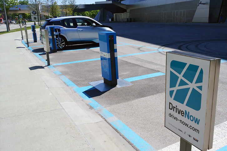 こちらは2017年のドイツ・ミュンヘンにて。BMWのカーシェアリングサービス「DriveNow」のカープールにて充電中の「BMW i3」。