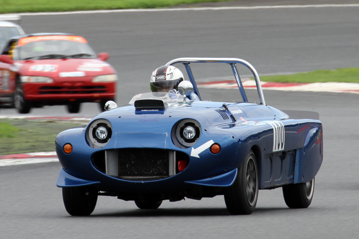 「ゆらたく屋モークスポーツ」。1990年代にレーシングカーデザイナーの由良拓也氏が「ミニ・モーク」をベースにデザイン、ワンメイクレースも開催されたマシンだ。GP-5クラスで10位。