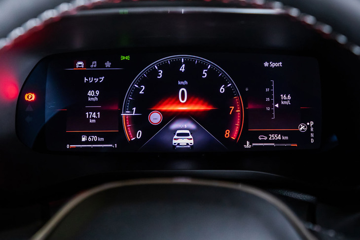 表示デザインやイルミネーションが走行モードに連動して切り替わるほか、好みのカラーにカスタマイズできる10.2インチサイズの液晶メーター。写真は「ルノーマルチセンス」で「Sport」モードを選択した様子。