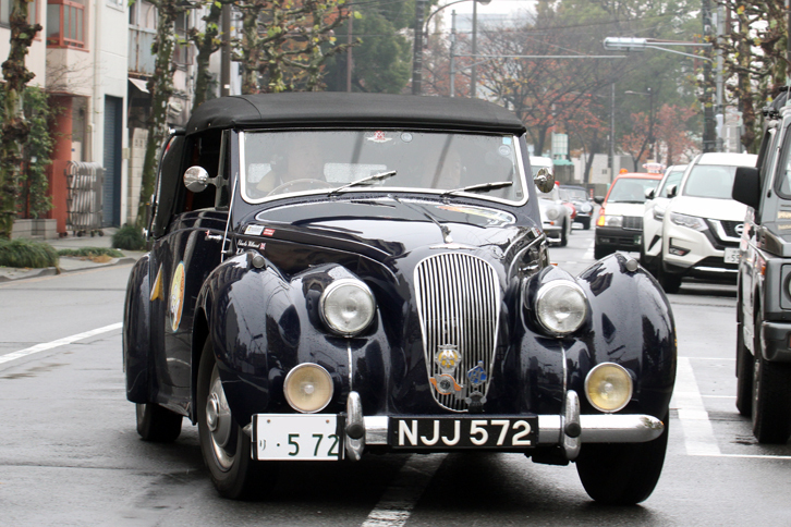 スタンプポイントである浅草の今戸神社前に到着した1952年「ラゴンダ2.6リッター ドロップヘッドクーペ」。
