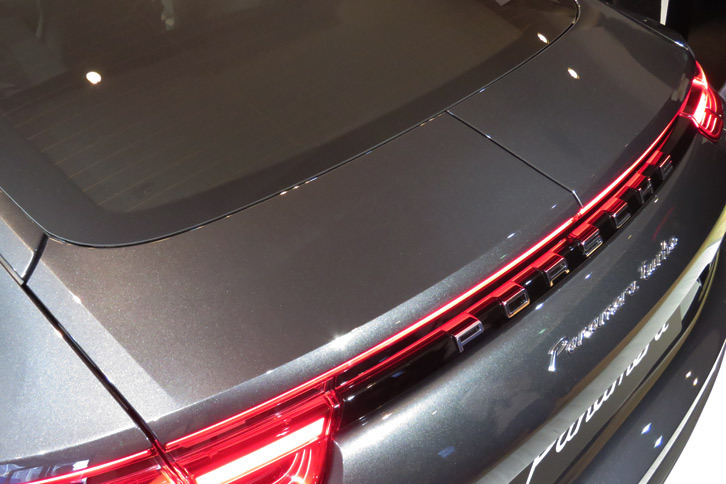 ポルシェ・パナメーラ ターボ（可動式リアスポイラー）