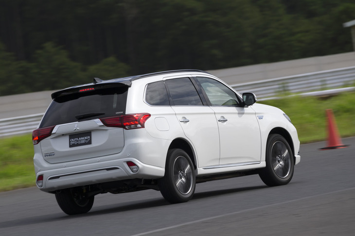 リアまわりでは、新デザインのリアバンパーとルーフエンドスポイラーが採用された。