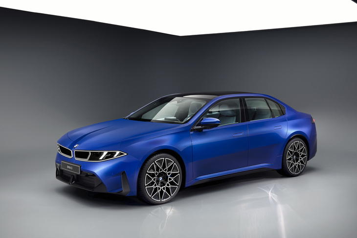 BMWが2026年3月に発表した新型「i3」の一充電走行距離は、なんと最大900km（WLTPモード）。もっとも、国内での使用を前提とするなら、BEVの航続距離はカタログ値で700kmほどあれば十分といえる。