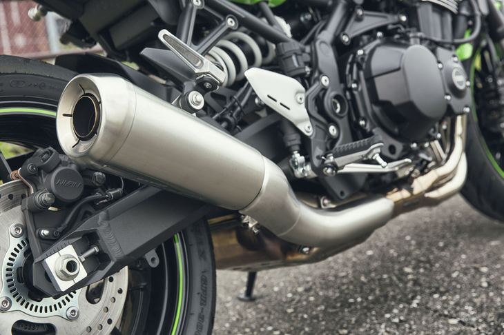 排気管は1本に集約。メガホンタイプのサイレンサーが装着されている。