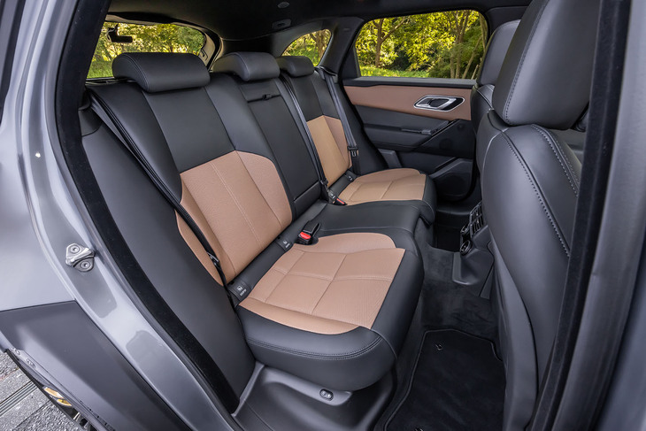 前席と同じく、後席も「パーフォレーテッドウィンザーレザー」で仕立てられる。後席の電動リクライニング機構は前席のマッサージ機能付き20Wayシートとセットとなるオプションで、価格は18万8000円。