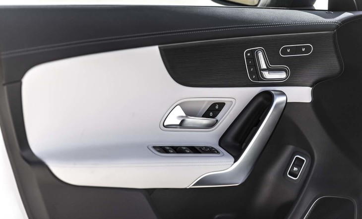 フロントドアのインナーパネル。シートのアジャストスイッチは、メルセデス・ベンツ伝統の“シートを模したデザイン”になっている。