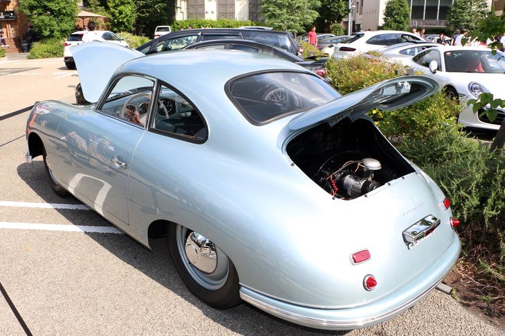 ボリューム豊かなフォルムを持つ「356クーペ」。灯火類などの付加物は、かなりシンプルで、より特徴的なフォルムが際立っている。