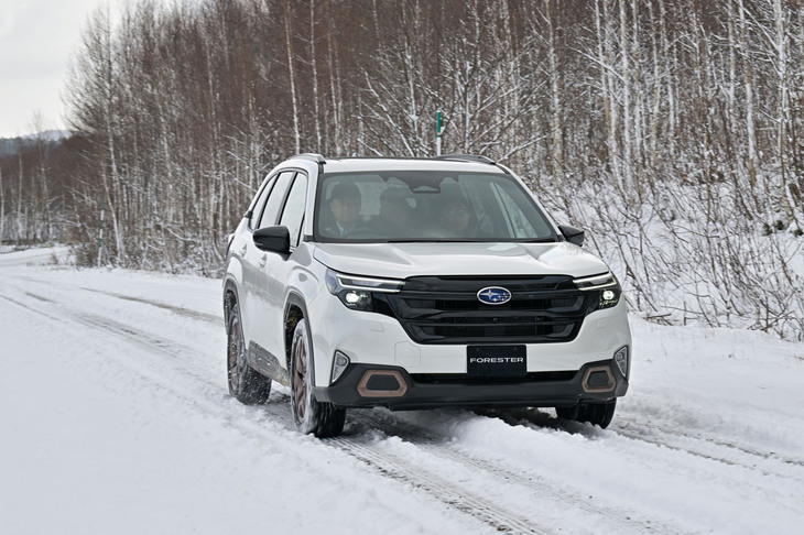 美深試験場内のオフロードコースを走る「フォレスター スポーツEX」。2025年11月中旬の取材日にはちょうど降雪もあり、走行時にはウエットの砂利路面が白く薄化粧したようなコンディションだった。