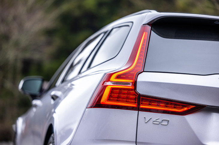 現行型「V60」は、2018年9月に上陸。V60としては2代目にあたり、2017年10月に登場した「XC60」と同じく「SPA（スケーラブル・プロダクト・アーキテクチャー）」と呼ばれるプラットフォームを採用している。