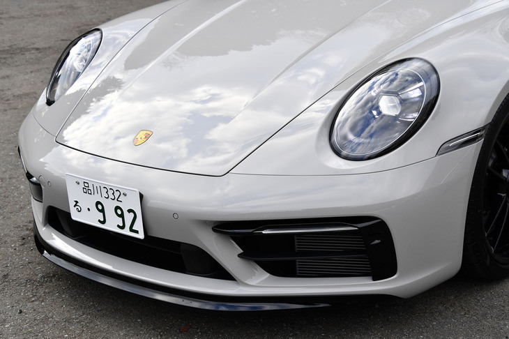 照射範囲が自動的に調整される「PDLS Plus」機能が組み込まれた「ティンテッドLEDマトリクスヘッドライト」はオプション装備（31万9000円）で、グロスブラック仕上げのリップスポイラーやエアインテークベゼルは、スポーツデザインパッケージ（50万4000円）に含まれるアイテムとなる。