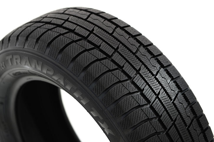 「ウィンタートランパスTX」では、従来モデルから左右非対称コンセプトを受け継ぎつつ、サイプの倒れ込みを抑制する「3Dダブルウェービンググリップサイプ」を採用するなど、トレッドパターンが一新された。