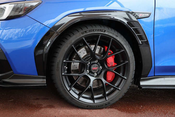 マットブックの「STIフレキシブルパフォーマンスホイール」は、前・後の使用輪が指定された専用アイテム。タイヤはフロント、リアとも255/35R19サイズの「ミシュラン・パイロットスポーツ4 S」を装着する。