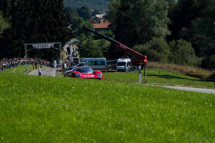 ランチタイムに行われた自動車のデモラン。ツーリングカーやフォーミュラーカー、ラリーカーなど、さまざまな年代のさまざまな車両が走行した。
