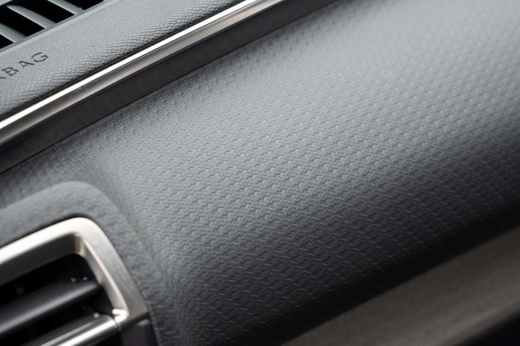 「C5 X」のために新規開発されたというダッシュボードのシボ。細かなシェブロン模様が組み合わされている。