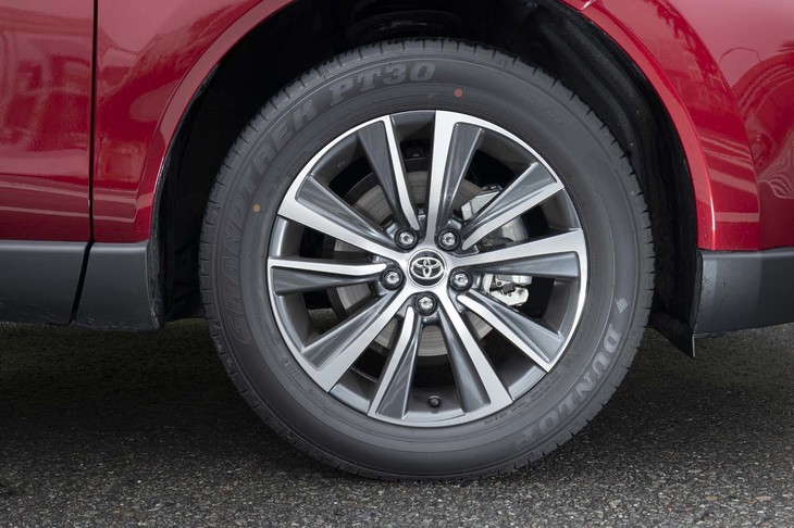 「ハイブリッドG」のホイールサイズは18インチ。ホイールは切削加工とダークグレーメタリック塗装によってツートンカラーに仕立てられる。