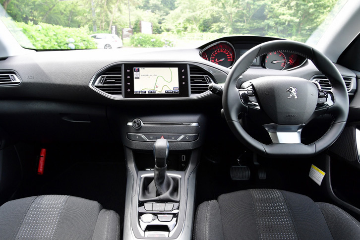 「プジョー308アリュール BlueHDi」のインテリア。（写真＝池之平昌信）