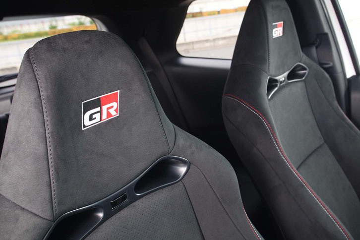 ヘッドレスト部に「GR」のブランドロゴが添えられた、「ヴィッツ“GRMN”」のシート。写真はプロトタイプ。