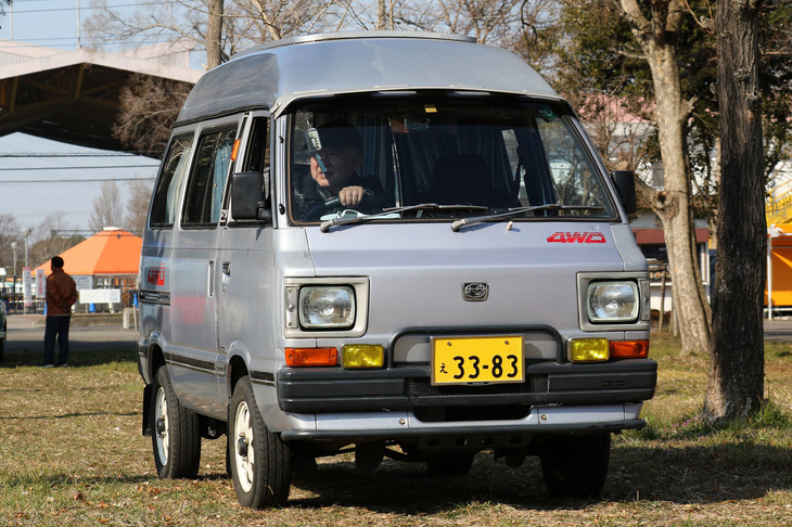 「スバル・サンバー トライ4WDハイルーフ」。1982年に登場した4代目サンバーバン、ハイルーフの4WD仕様。