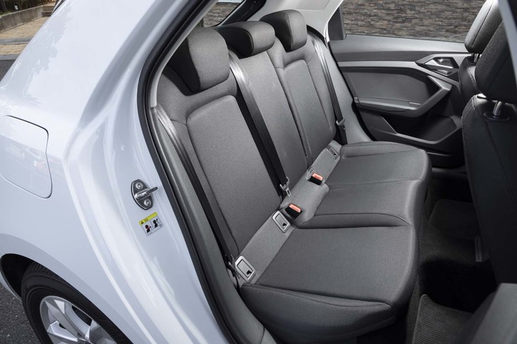 「A1スポーツバック」は先代モデルよりもホイールベースが95mm延びており、後席の足元スペースが広くなっている。