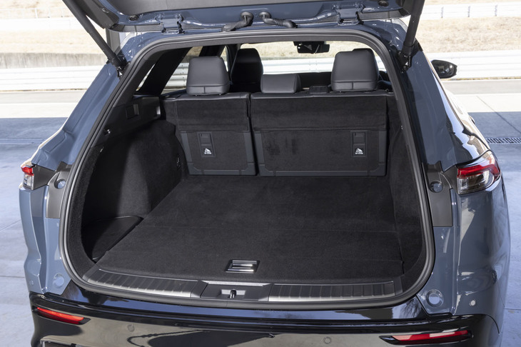 荷室のユーティリティー性に最もこだわったという「クラウン エステート」。容量はシリーズ中最大で、後席使用時でも570リッターを確保する。