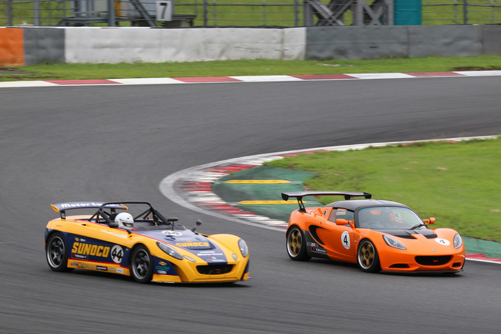 予選と決勝が行われるレース形式の走行会である「JAEロータス111カップ」は第4戦が開催された。クラスE0～クラスE3まで4つのカテゴリーに分けられ、オレンジの「エリーゼS」はクラスE0、黄色の「2イレブン」はクラスE1に属する。