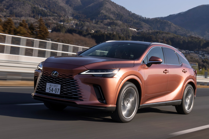 補助金や税制の優遇を考慮すると、がぜん輝きを増すのが「RX450h＋」。「RX350h」の実質20万円増しで、この性能のプラグインハイブリッドが手に入るというのだからお得だ。（写真：郡大二郎）