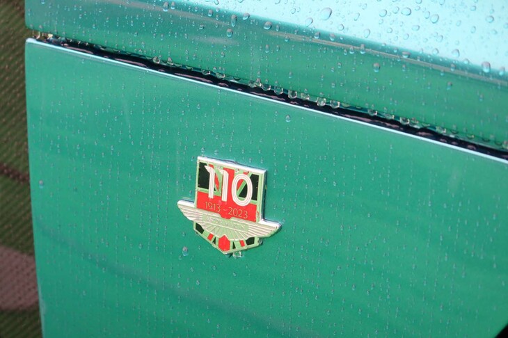 アストンマーティン・ヴァラー（フロントフェンダー部のエンブレム）