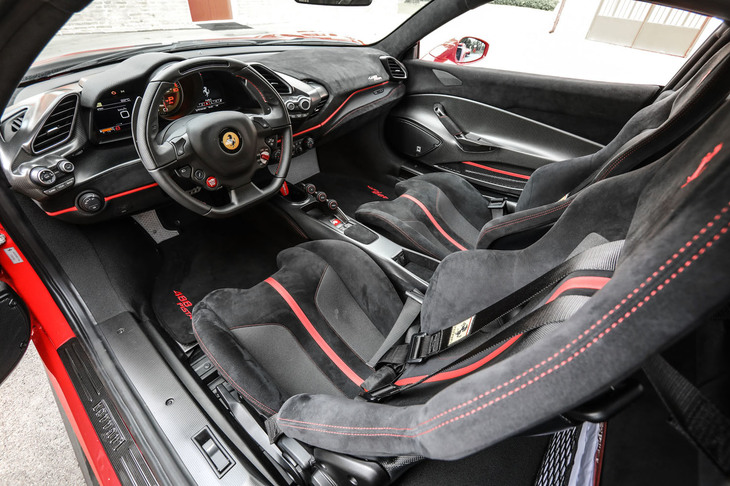 「488ピスタ」のインテリアは、ルーフの内張りを含め、多くの部分がアルカンターラで覆われている。