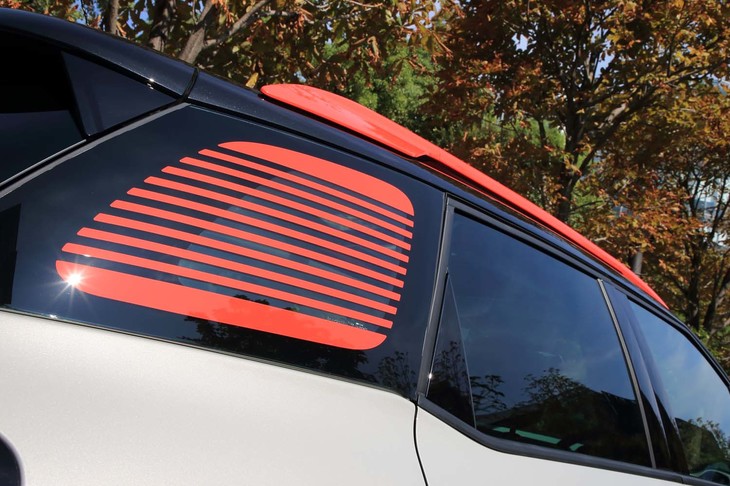 オレンジ色のラインでドレスアップされた、リアクオーター部のポリカーボネート製ウィンドウ。車内から見てもラインはオレンジ色で、その隙間から外光が注ぐ。