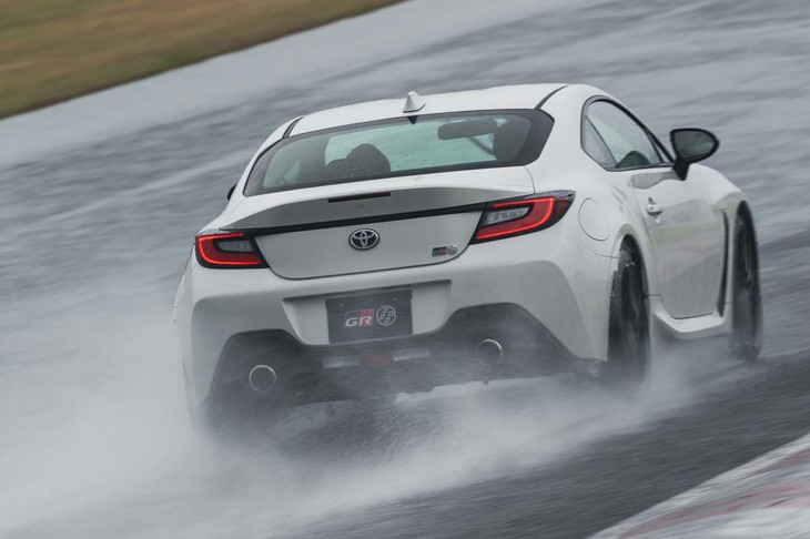 袖ヶ浦フォレスト・レースウェイのコースを走る「GR 86」のプロトタイプ。新旧のパワーやボディー剛性の違いは、走り出しから体感することができる。