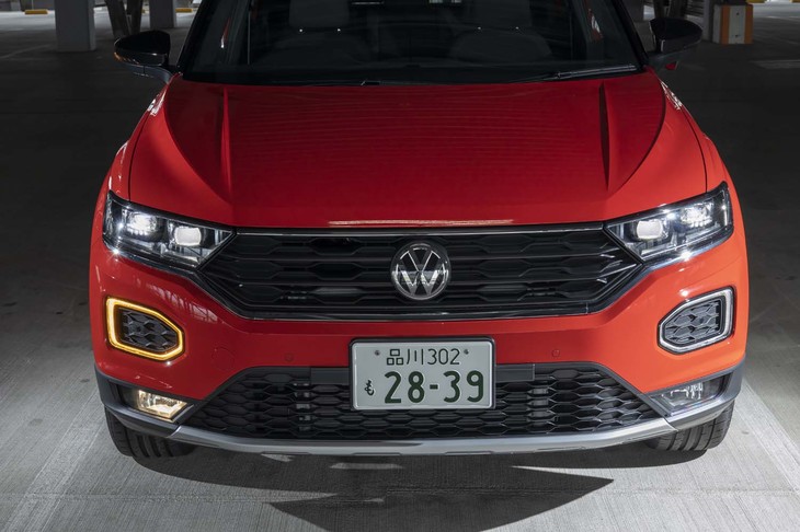 デイタイムランニングライトはターンシグナルとしても機能。その下にはコーナリングランプ（フォグランプ）がレイアウトされる。