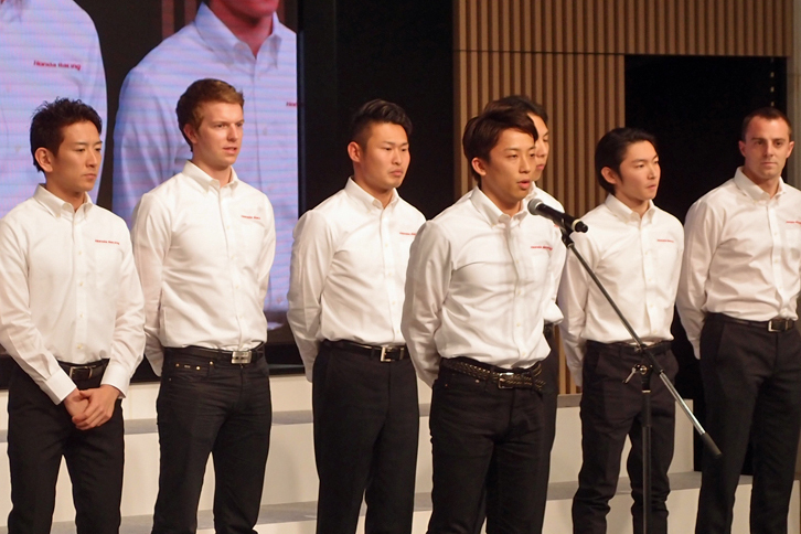 
	この日は、二輪・四輪の国内最高峰レースに参戦する選手が登壇。一人ずつ、2016年シーズンの抱負を述べた。写真手前は、最後にコメントした伊沢拓也。
	